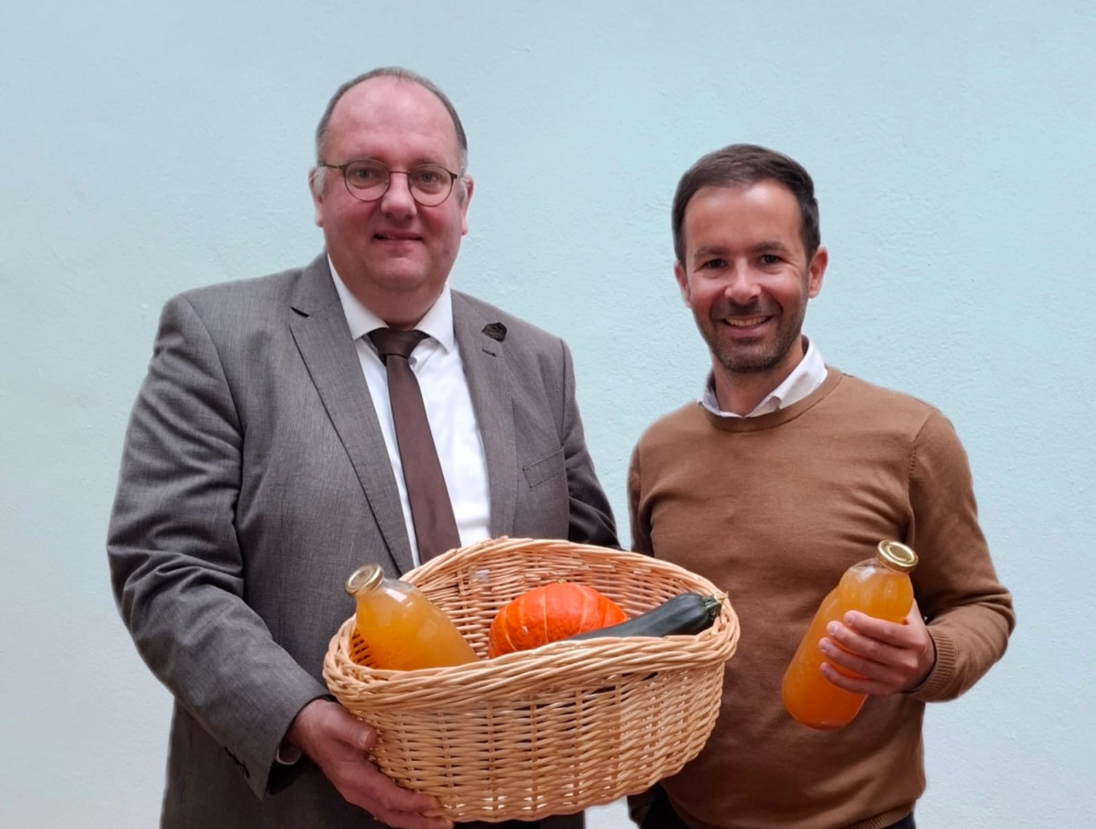 B&uuml;rgermeister Herbert Lichtinger, Vorsitzender der ILE Laber, und Umsetzungsmanager Stefan Klebensberger rufen alle regionalen Lebensmittel-Produzenten dazu auf, sich in die Genussfibel aufnehmen zu lassen. 