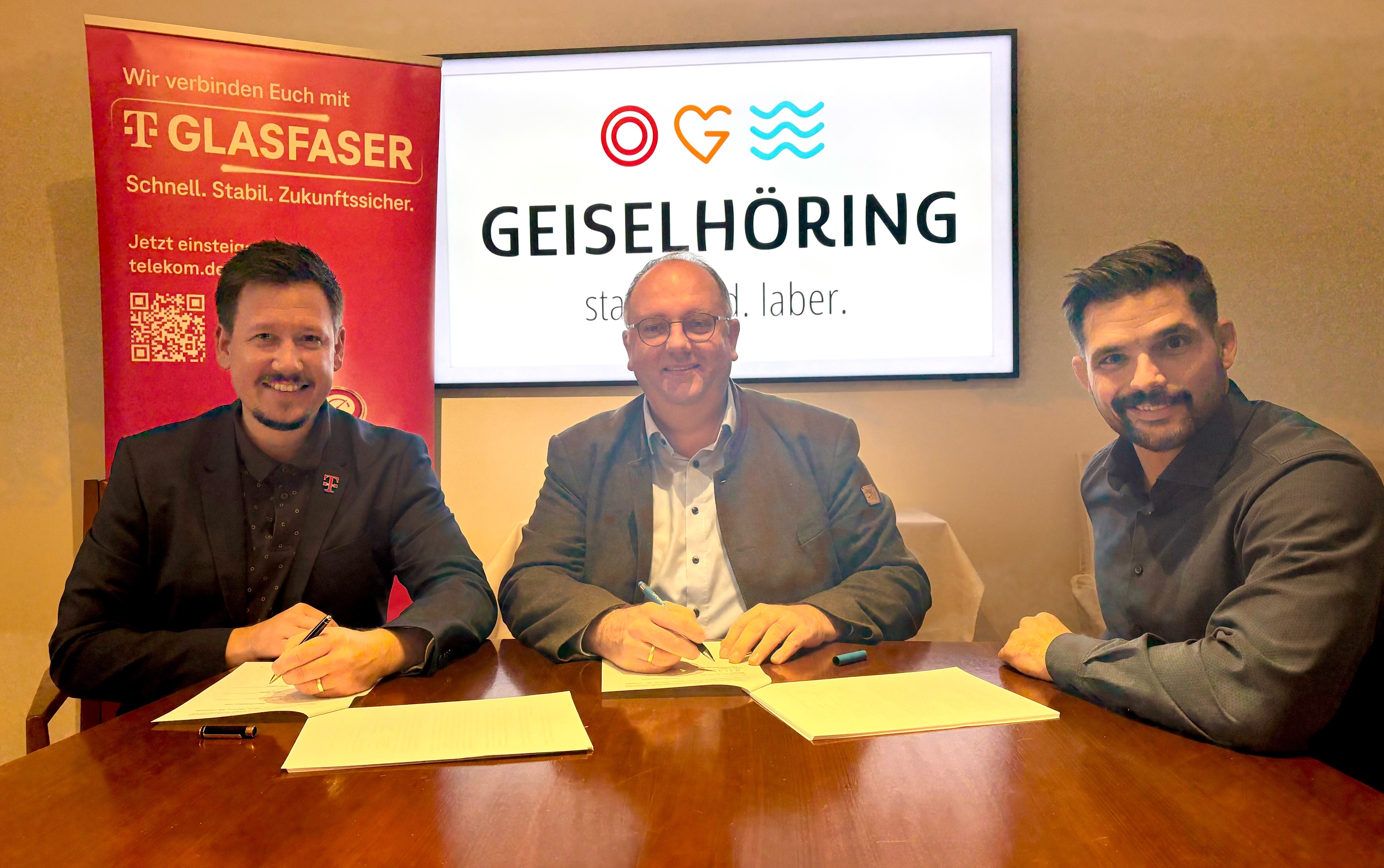 Christian Lorenz, Regionalmanager der Deutschen Telekom,&nbsp;B&uuml;rgermeister Herbert Lichtinger, und Simon Eisenhut, Leiter des Fachbereichs Planen und Bauen der Stadtverwaltung (von links), unterzeichneten den Vertrag &uuml;ber den gef&ouml;rderten Breitbandausbau in Geiselh&ouml;ring durch die Telekom.&nbsp;