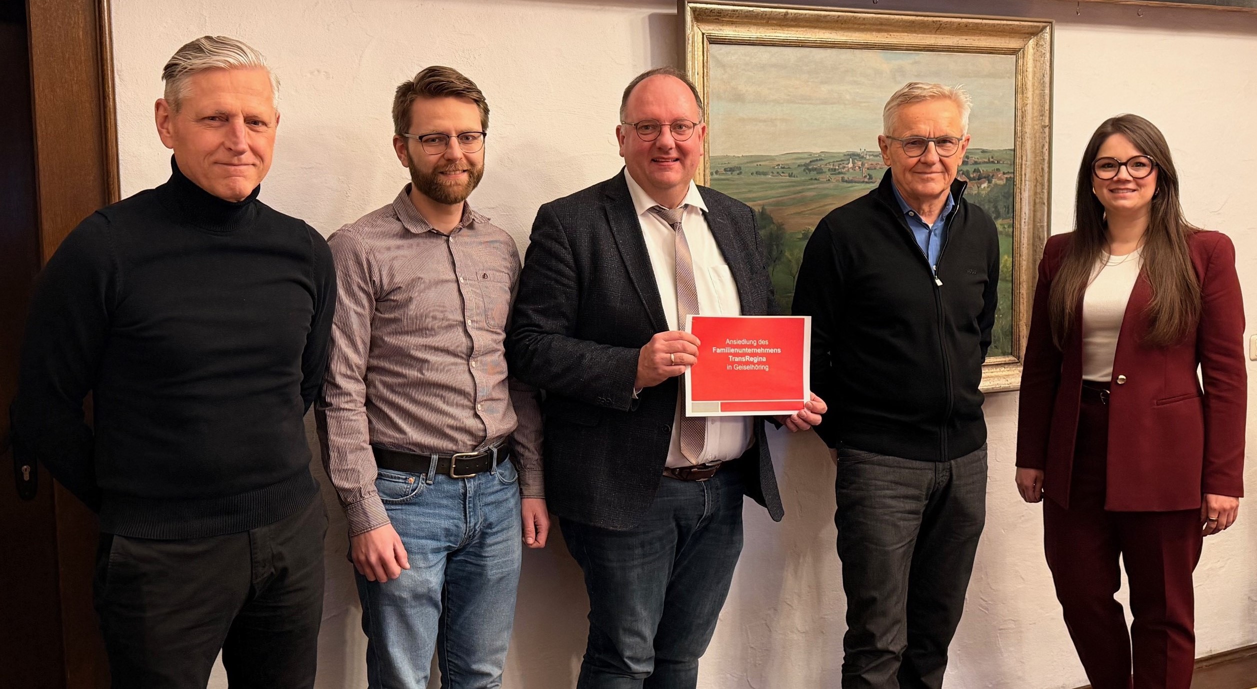 Die Gesch&auml;ftsleitung der TransRegina GmbH, bestehend aus J&uuml;rgen R&ouml;sler, Sebastian R&ouml;sler, Dieter R&ouml;sler und Ilona Karber (v.l.), verk&uuml;ndeten mit B&uuml;rgermeister Herbert Lichtinger (Mitte) ganz offiziell die Ansiedlung des Familienunternehmens in Geiselh&ouml;ring. 