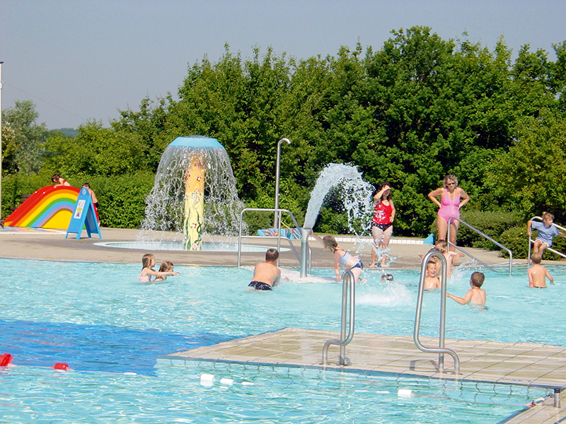 Spielende Kinder im Becken
