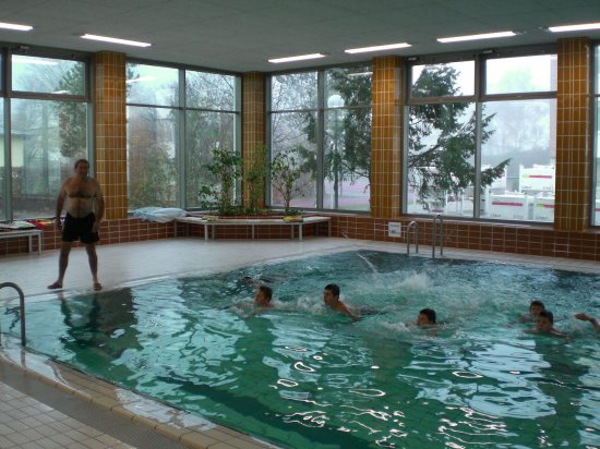 Schulstunde im Hallenbad