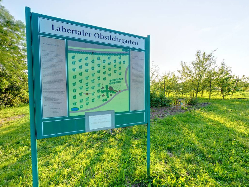 Schild vom Obstlehrgarten