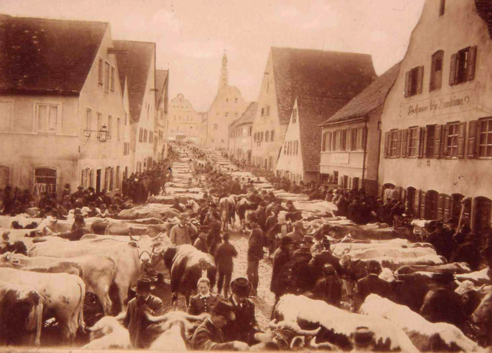 Alte Sepia-Aufnahme der Hauptstra&szlig;e mit Rindermarkt