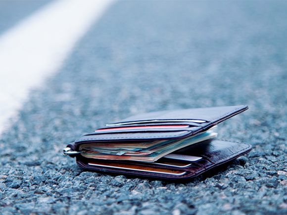 Geldbörse auf der Straße