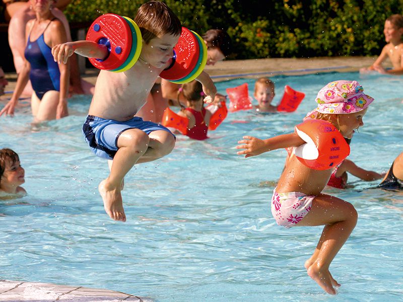 Kinder hüpfen ins Becken