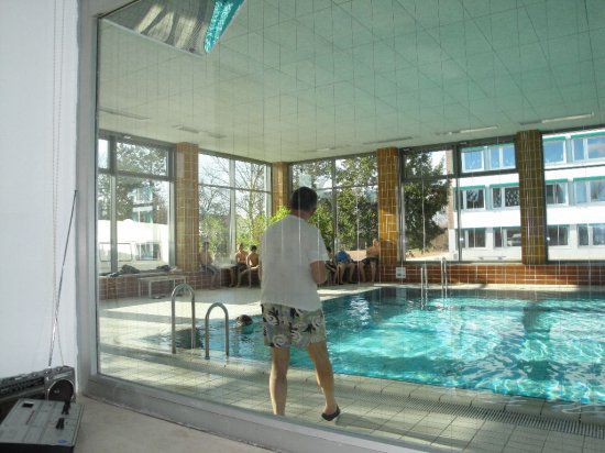 Großer Spiegel im Hallenbad