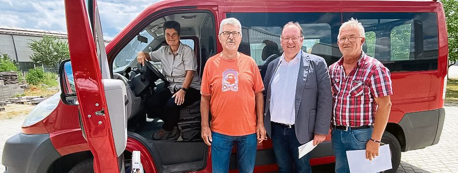 Bürgermeister und Verantwortliche vor dem Geiselhöringer Bürgerbus
