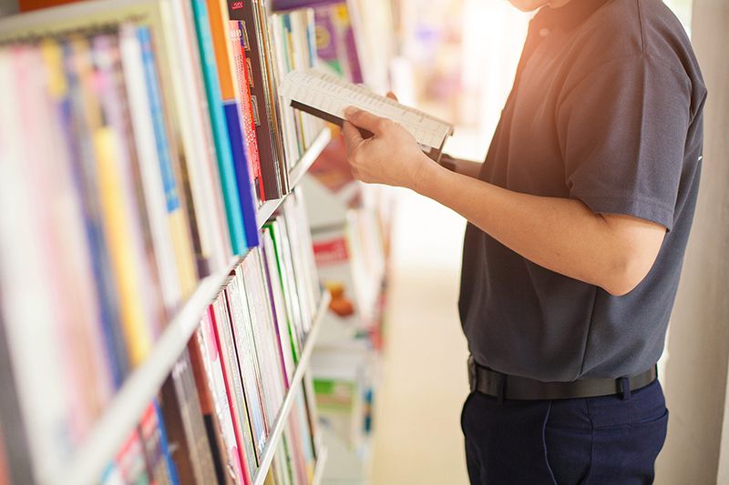 Leser vor Bücherregal